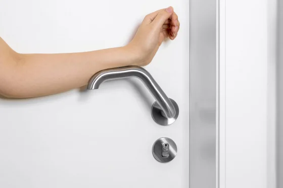 PUXA PORTA COM BRACO ACABAMENTO INOX ESC PAR - Soprano