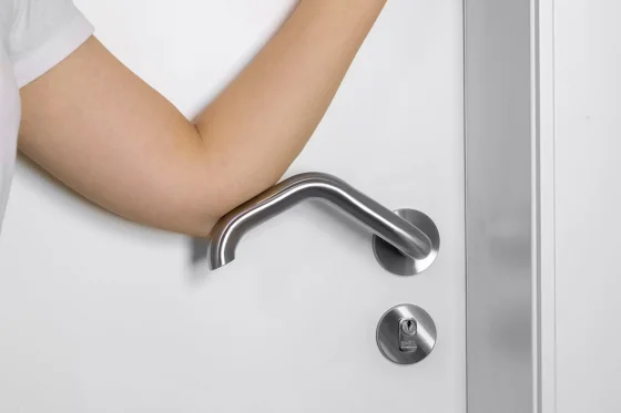 PUXA PORTA COM BRACO ACABAMENTO INOX ESC PAR - Soprano